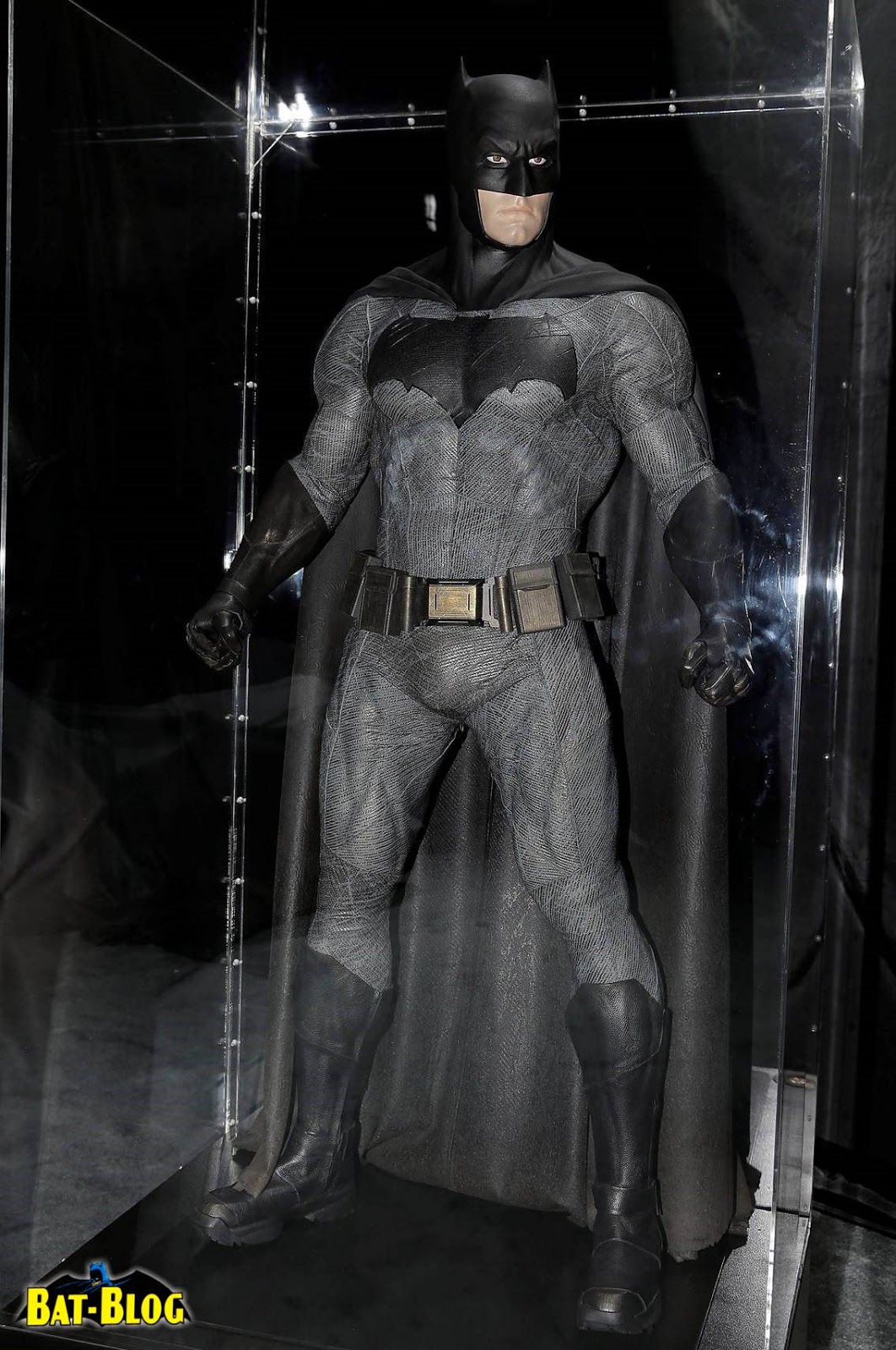ben-affleck-batsuit-bat-suit-movie-batman-v-superman-costume-2015.jpg