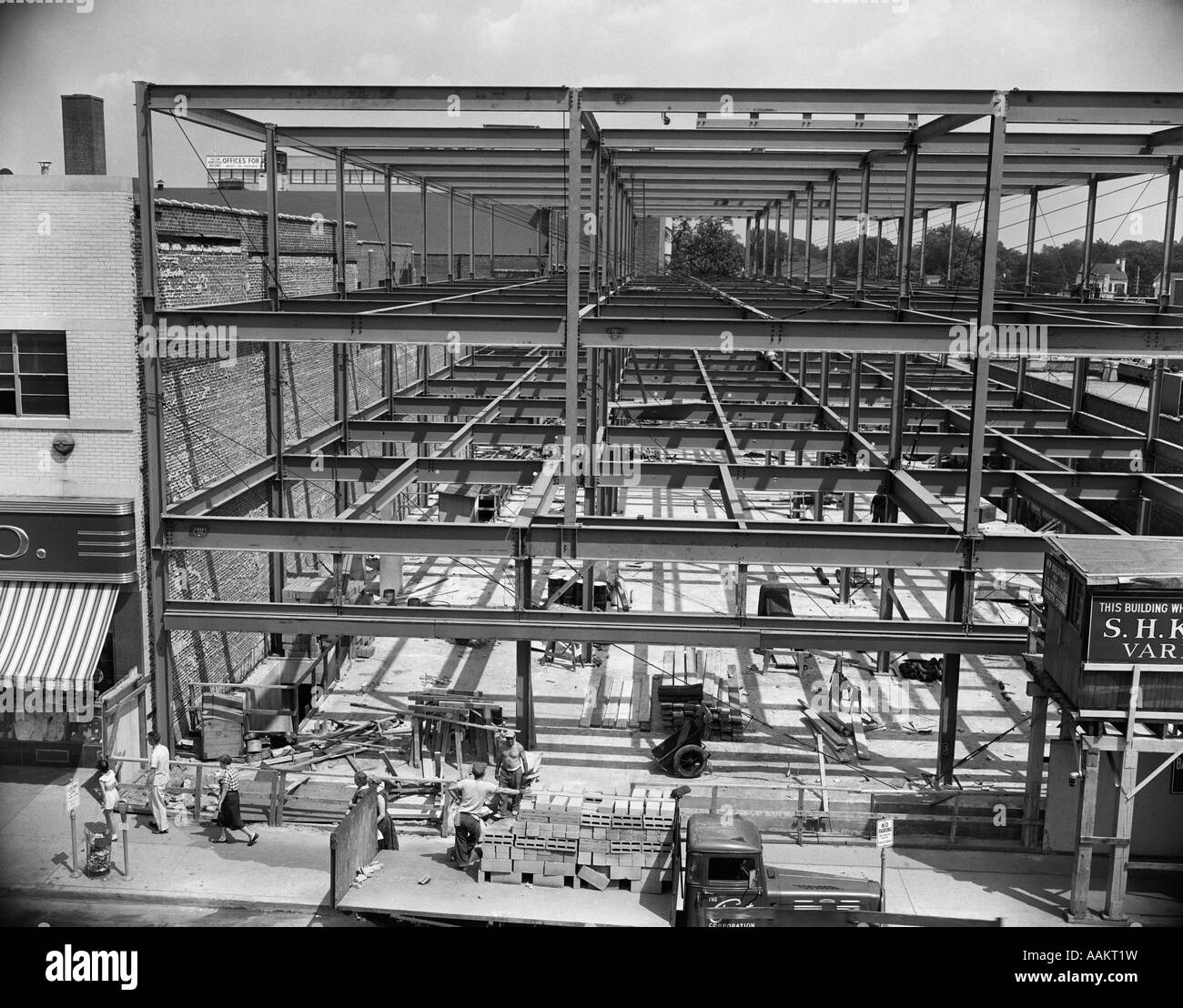 1950s-commercial-site-of-building-construction-with-steel-girder-frame-AAKT1W.jpg