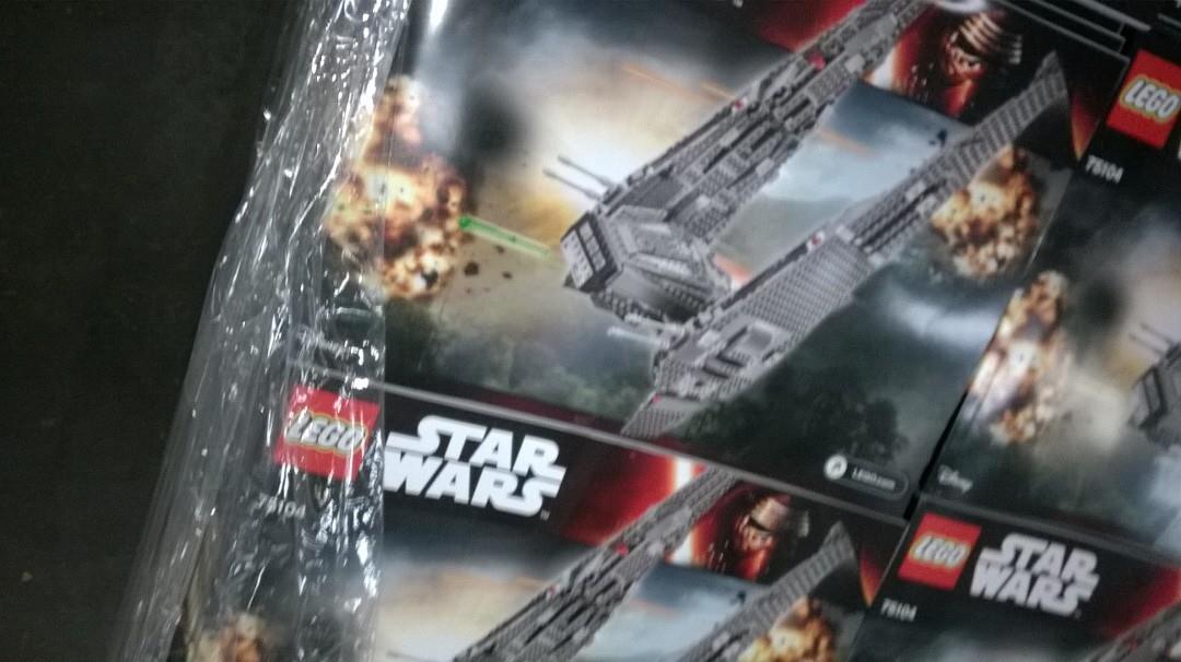 Star-Wars-The-Force-Awakens-Coffret-LEGO-75104.jpg