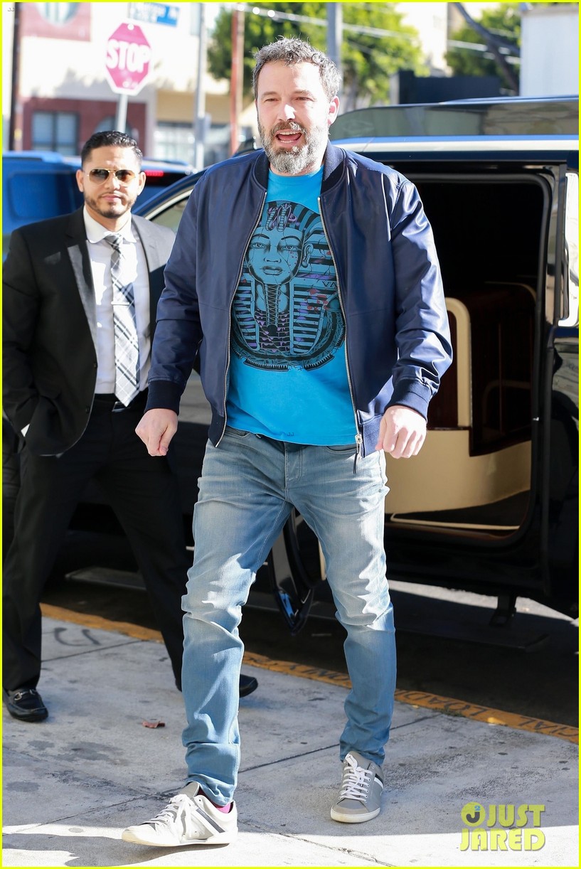 ben-affleck-is-all-smiles-while-out-in-los-angeles-01.jpg