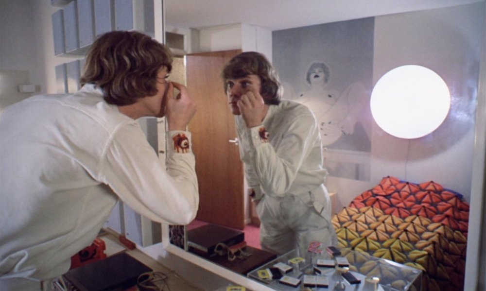 clockwork-orange-a-1971-033-malcolm-mcdowell-studying-eye-in-mirror.jpg